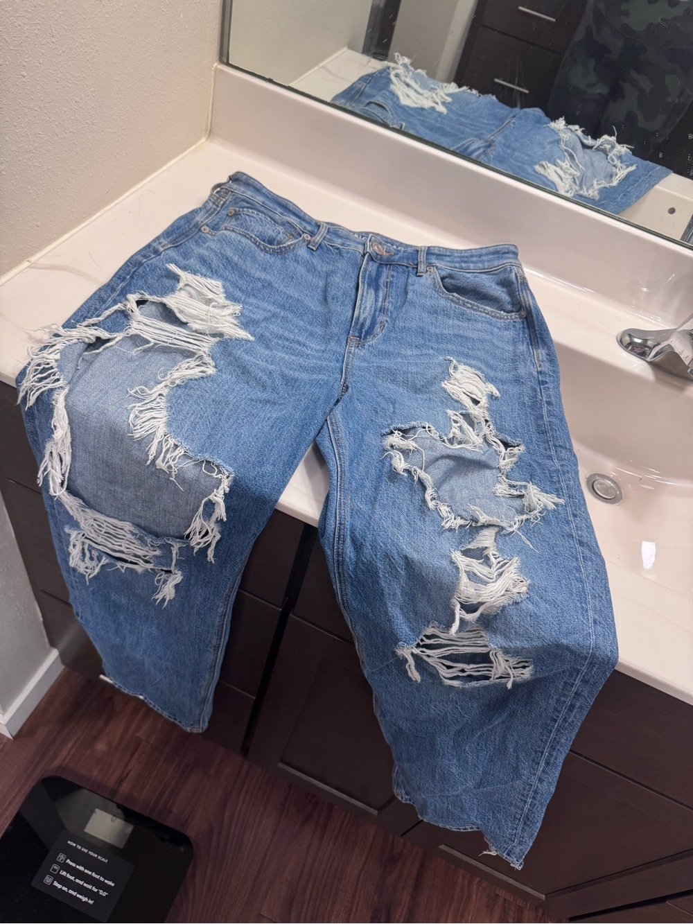 American Eagle Outfitters Light Blue Relaxed Ripped Jeans